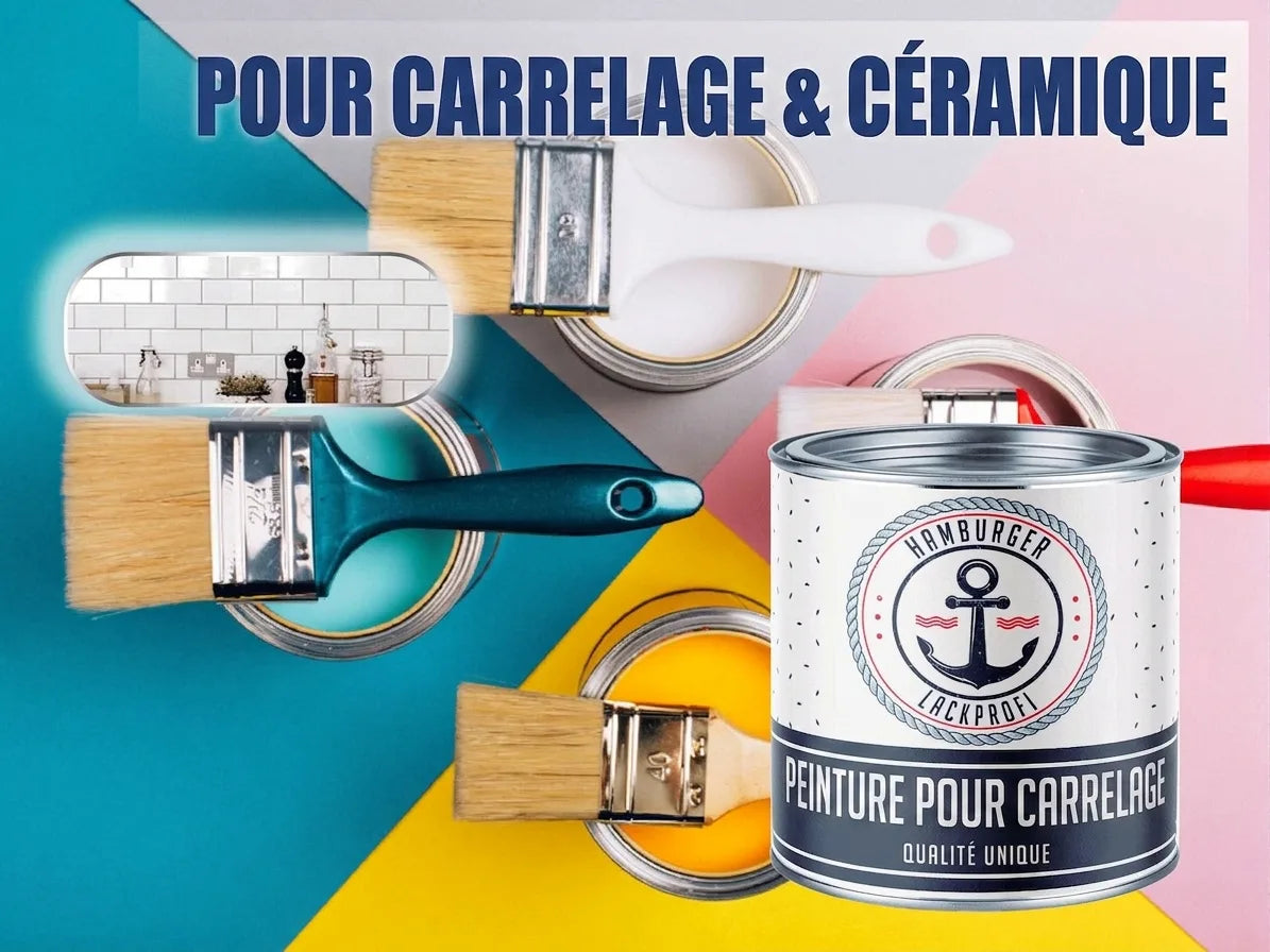 Peinture pour carrelage et céramique 'Fliesenlack'. Pot et pinceaux sur fond coloré, avec aperçu d'une cuisine carrelée.