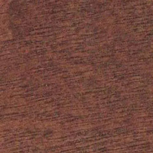 Texture de bois marron-rougeâtre avec un grain fin et prononcé orienté en diagonale, idéal pour revêtement ou mobilier.