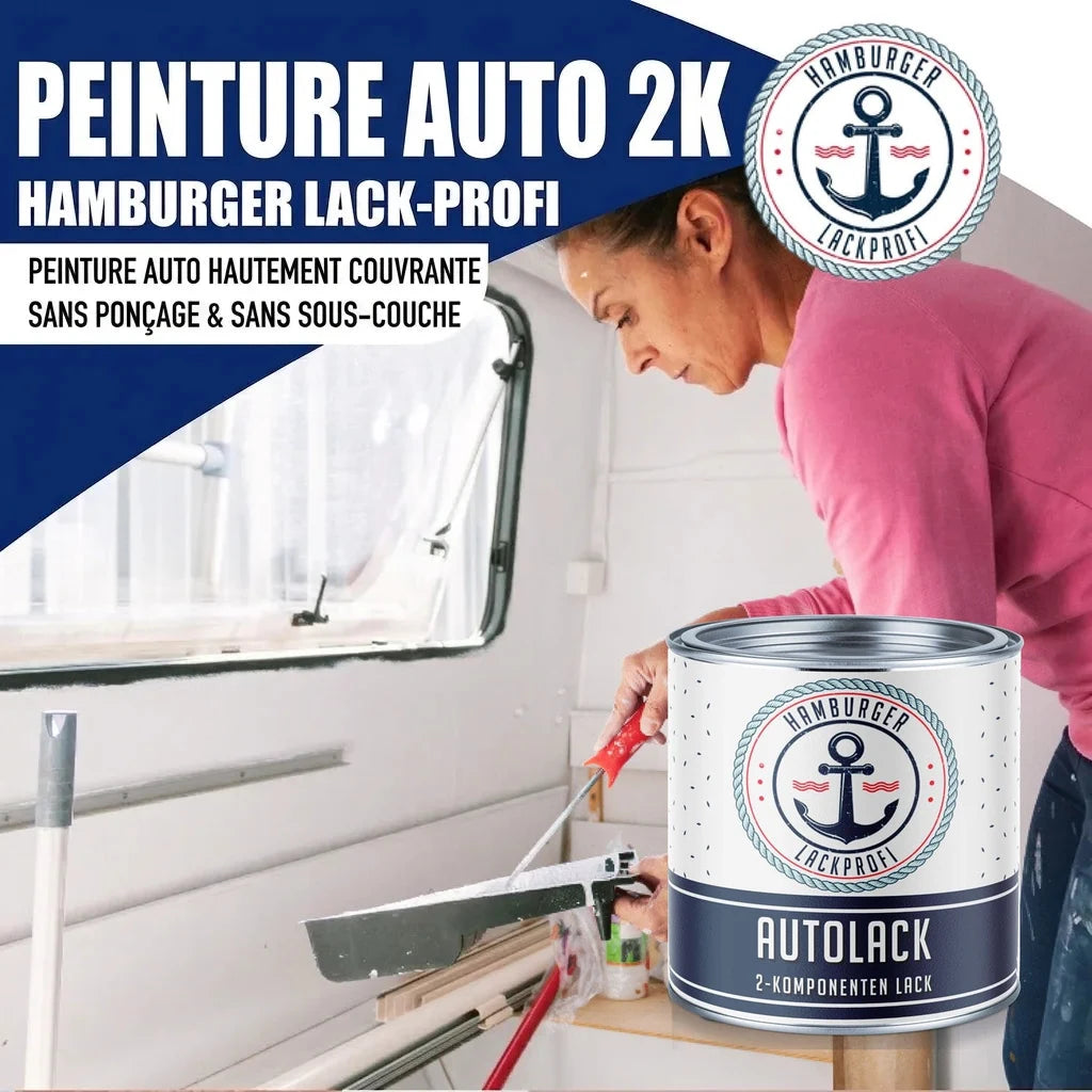 Femme peignant l'intérieur d'un camping-car avec "Hamburger Lack-Profi Autolack"