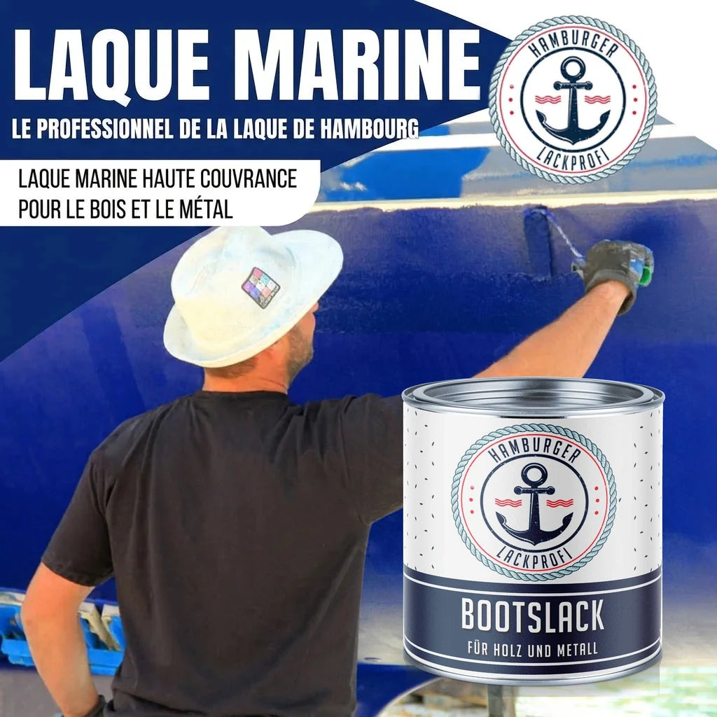 Peintre appliquant de la "LAQUE MARINE" Hamburger Lackprofi sur un bateau, avec pot de "BOOTSLACK".