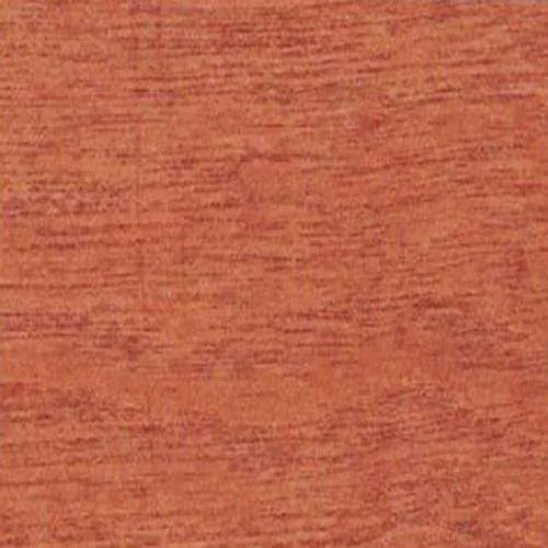 Texture de bois marron-rouge avec grain apparent, idéal pour revêtement ou fond.