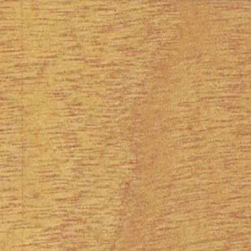 Texture de bois clair avec grain horizontal et tons dorés