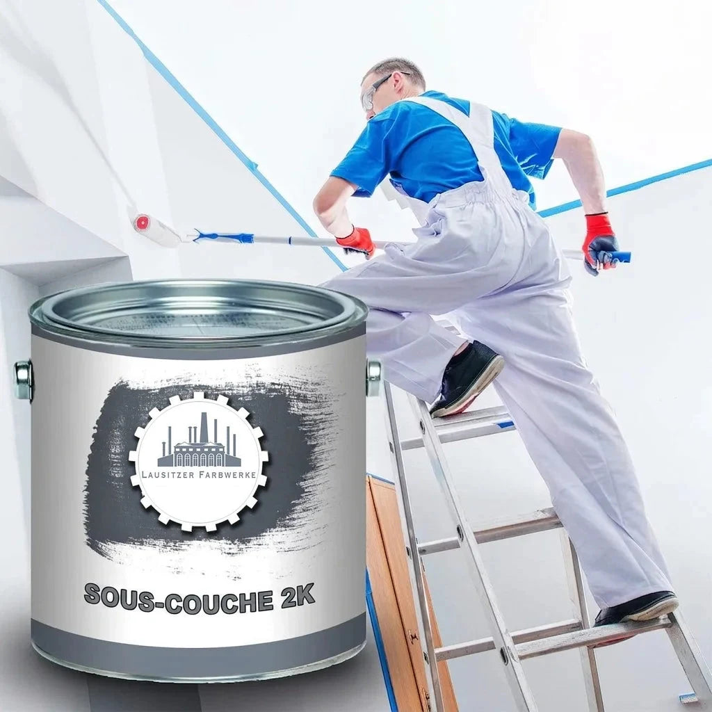 Peintre sur échelle appliquant une sous-couche 2K avec un rouleau, pot de peinture au premier plan.