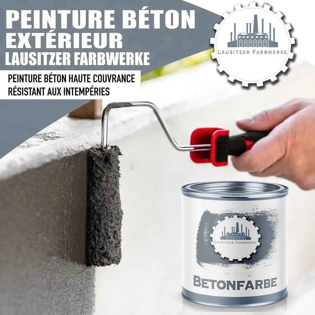 Peinture béton extérieur Lausitzer Farbwerke. Un homme peint un mur avec un rouleau et une boîte de "BETONFARBE".