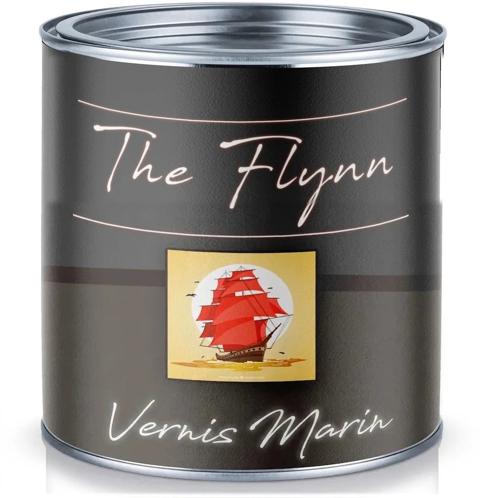 Bidon de peinture gris foncé 'The Flynn Bootslack' (vernis pour bateaux) avec un voilier rouge sur l'étiquette.
