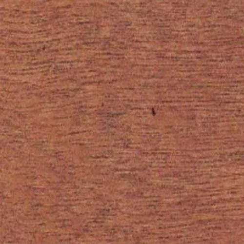 Texture de bois marron rougeâtre avec un grain fin et horizontal.